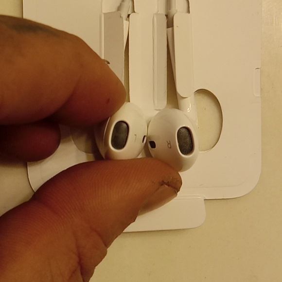 APPLE Stock earbude.NIB.white in original case!iPhone Only. - Picture 5 of 6